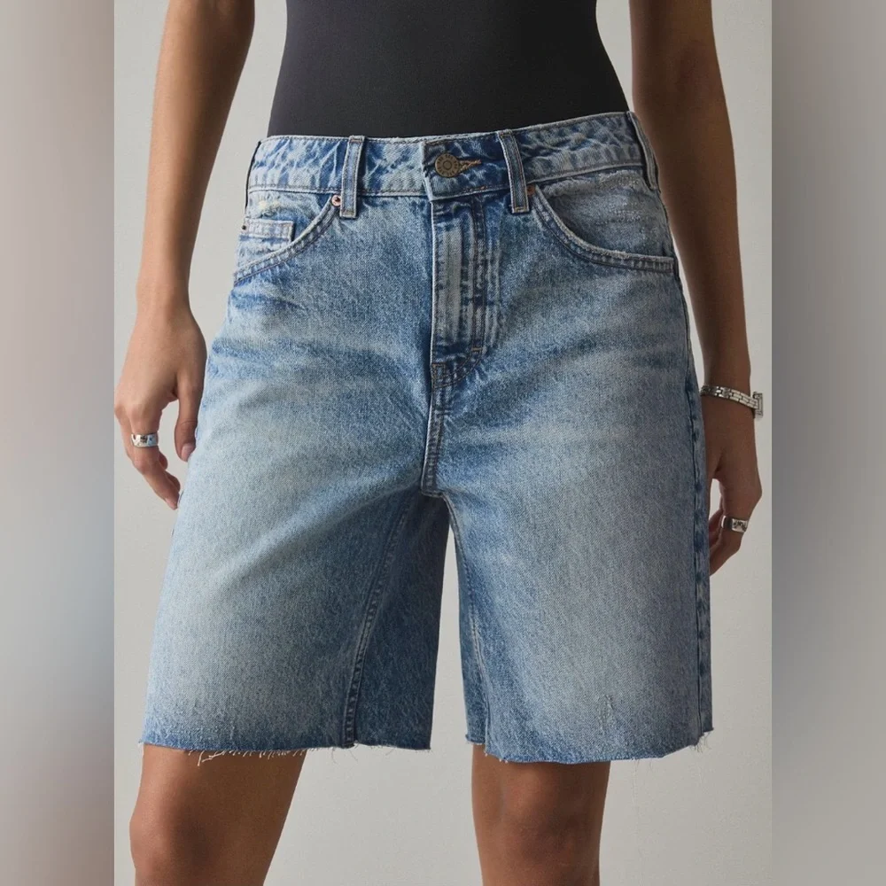 🟤NWT BDG by URBAN OUTFITTERS Tori Mid Rise Cutoff Jort in Medium Wash